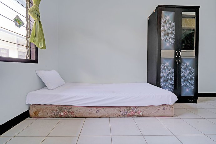 Imagen de la habitación del Hotel OYO Life 92901 Kost Bu Nur. Foto 12