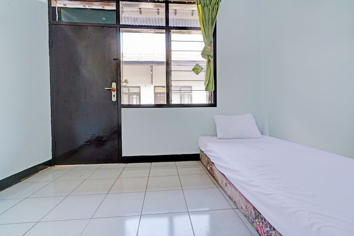 Imagen de la habitación del Hotel OYO Life 92901 Kost Bu Nur. Foto 13