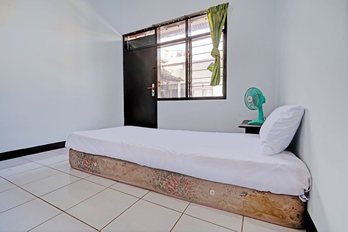 Imagen de la habitación del Hotel OYO Life 92901 Kost Bu Nur. Foto 14