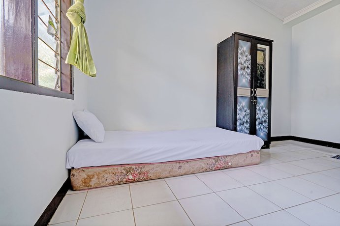 Imagen de la habitación del Hotel OYO Life 92901 Kost Bu Nur. Foto 15