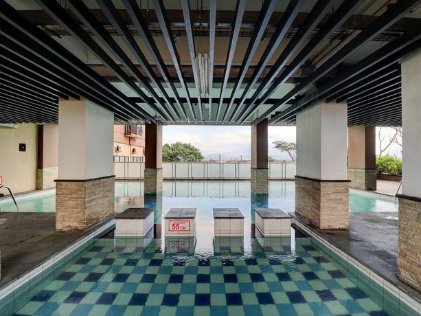 Imagen de la piscina del Hotel OYO Life 92910 Apartemen Tamansari Panoramic By Tira. Foto 20