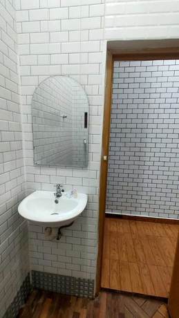 Imagen de la habitación del Hotel OYO Life 93158 Kost Asaka. Foto 4