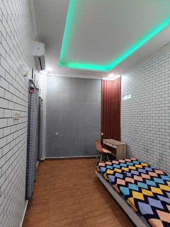 Imagen de la habitación del Hotel OYO Life 93158 Kost Asaka. Foto 10