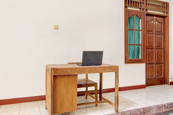 Imagen de los interiores del Hotel OYO Life 93662 Kost Pak Budi. Foto 17