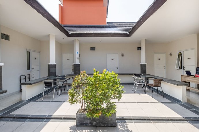 Imagen de los interiores del Hotel OYO Living 1877 Side Corner. Foto 16
