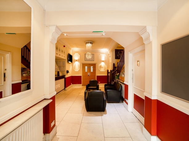 Imagen de los interiores del Hotel OYO London Luton. Foto 16