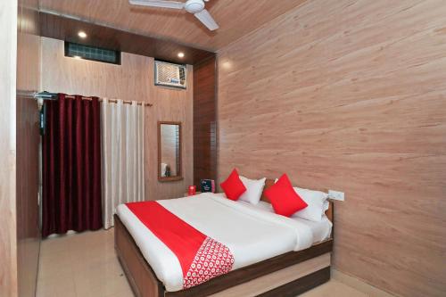 Imagen de la habitación del Hotel OYO Mahalaxmi Palace. Foto 19