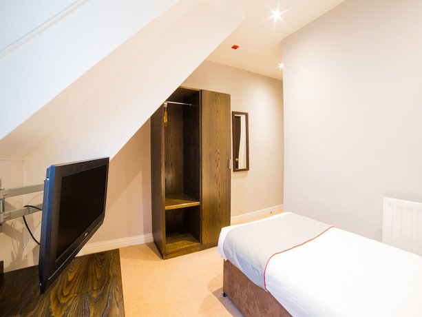 Imagen de la habitación del Hotel OYO Majestic. Foto 8