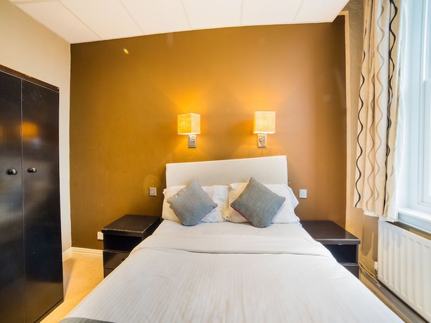 Imagen de la habitación del Hotel OYO Majestic. Foto 10