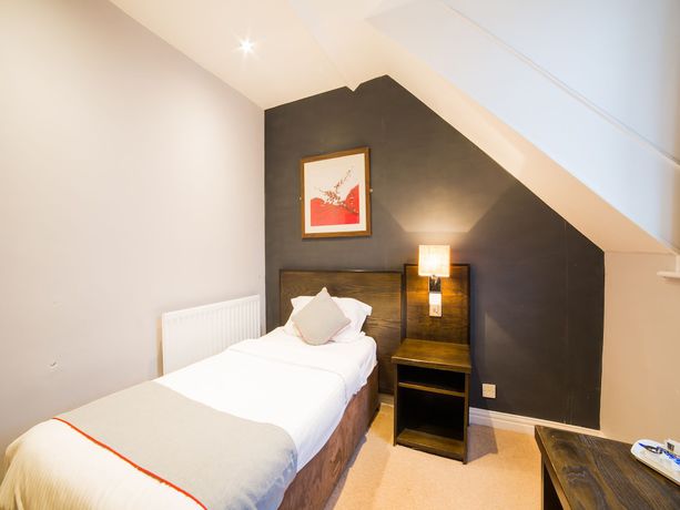 Imagen de la habitación del Hotel OYO Majestic. Foto 16