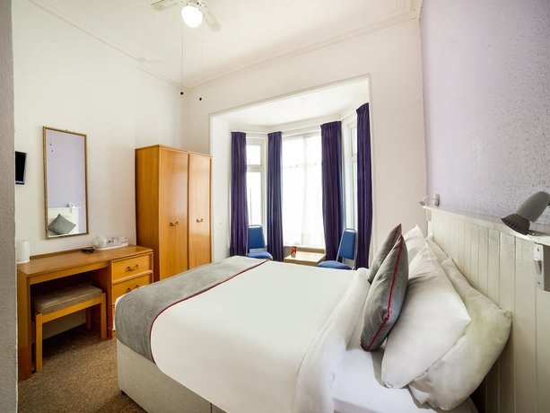 Imagen de la habitación del Hotel OYO Marina. Foto 4