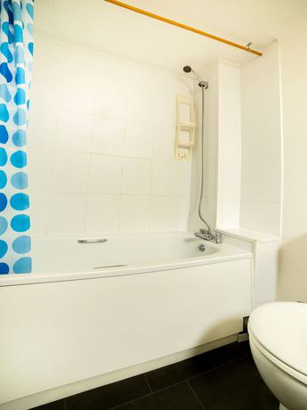 Imagen de la habitación del Hotel OYO Marina. Foto 7