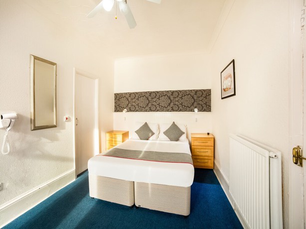 Imagen de la habitación del Hotel OYO Marina. Foto 8