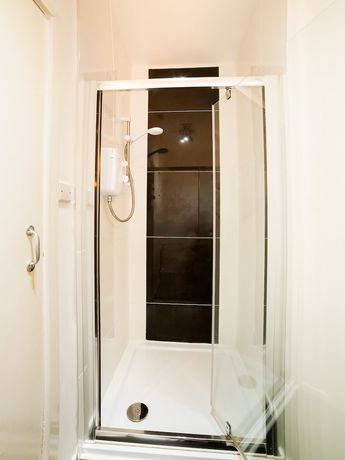 Imagen de la habitación del Hotel OYO Marina. Foto 9