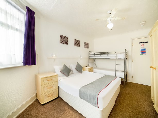 Imagen de la habitación del Hotel OYO Marina. Foto 10