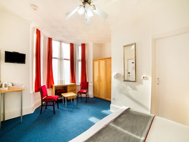 Imagen de la habitación del Hotel OYO Marina. Foto 13