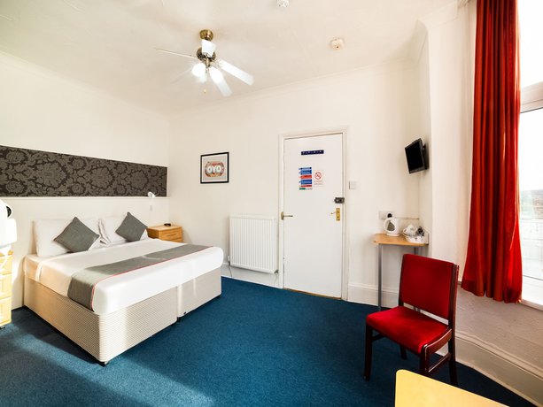 Imagen de la habitación del Hotel OYO Marina. Foto 15