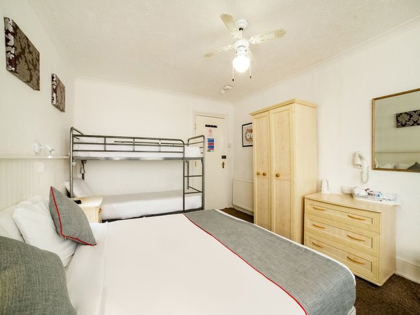 Imagen de la habitación del Hotel OYO Marina. Foto 16