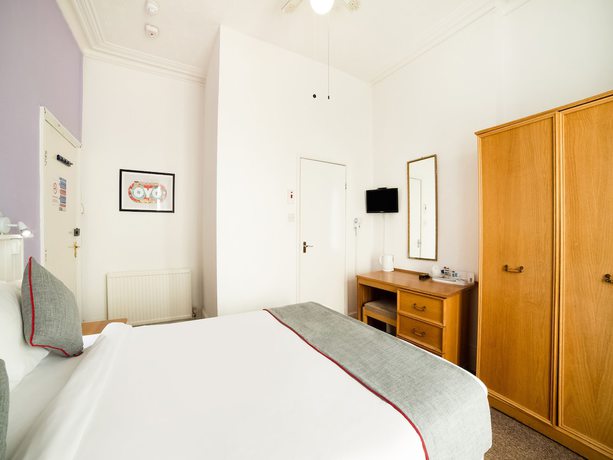 Imagen de la habitación del Hotel OYO Marina. Foto 17