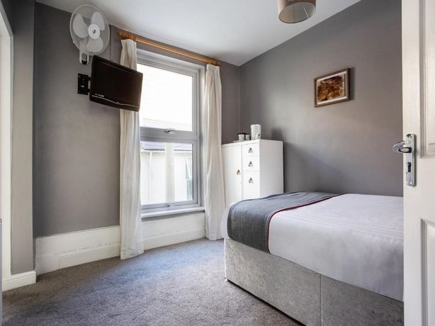 Imagen de la habitación del Hotel OYO Minerva Guesthouse. Foto 14