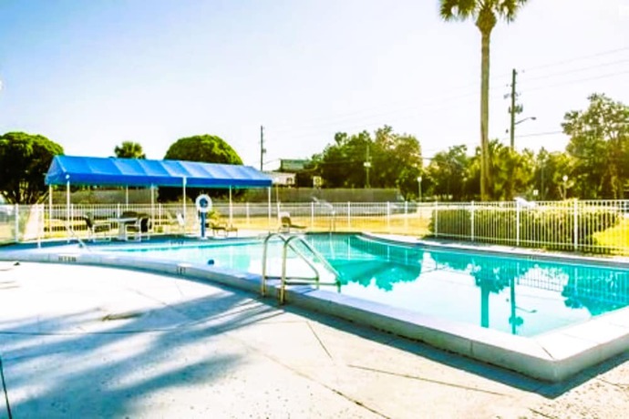 Imagen de la piscina del Hotel OYO Mustang Silverspring FL. Foto 19