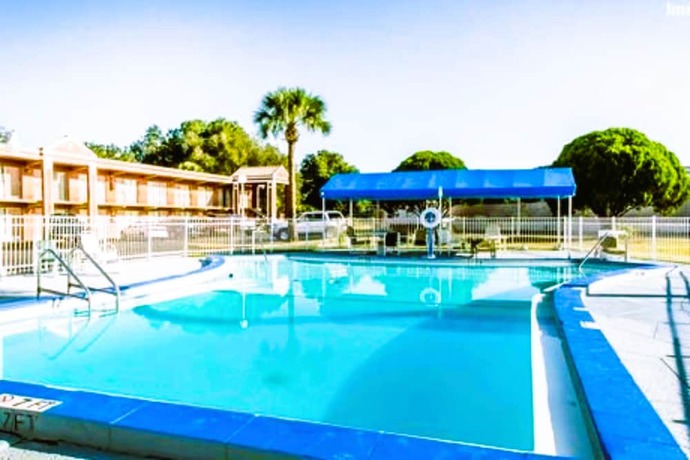 Imagen de la piscina del Hotel OYO Mustang Silverspring FL. Foto 20