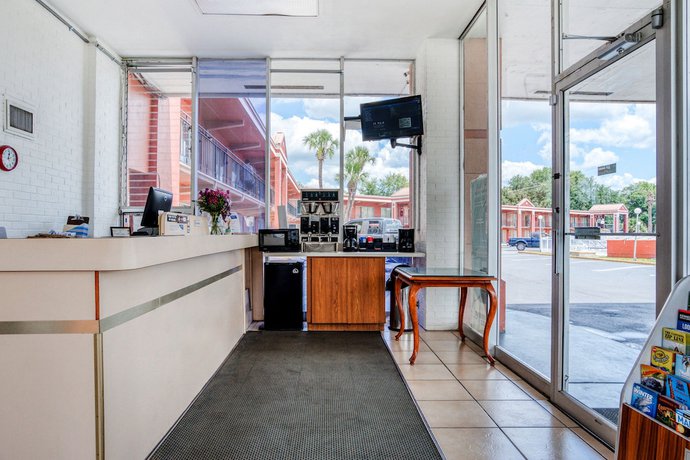 Imagen de los interiores del Hotel OYO Mustang Silverspring FL. Foto 18