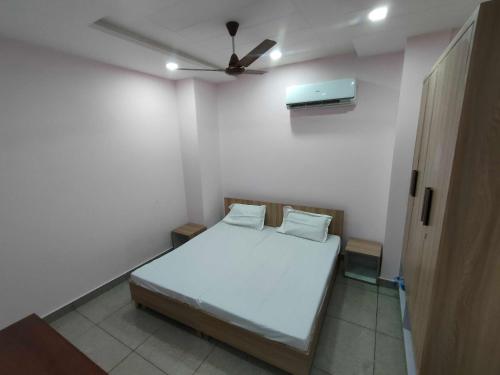 Imagen de la habitación del Hotel OYO Palazzo. Foto 14