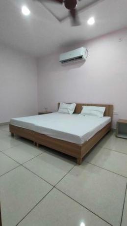 Imagen de la habitación del Hotel OYO Palazzo. Foto 15