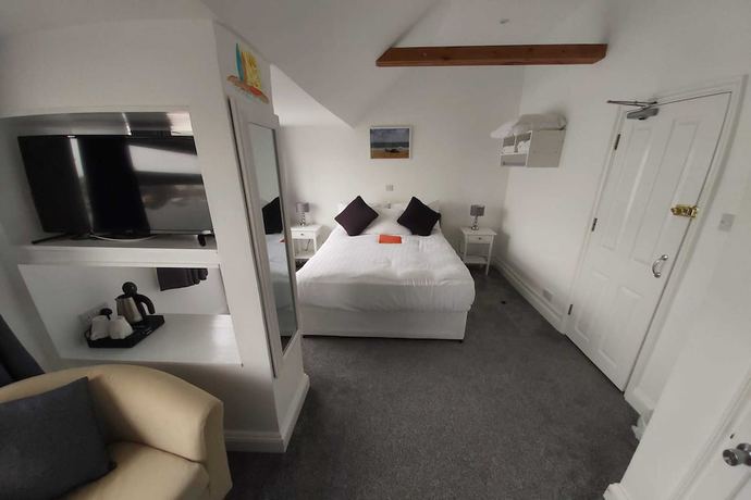 Imagen de la habitación del Hotel OYO Pier. Foto 2