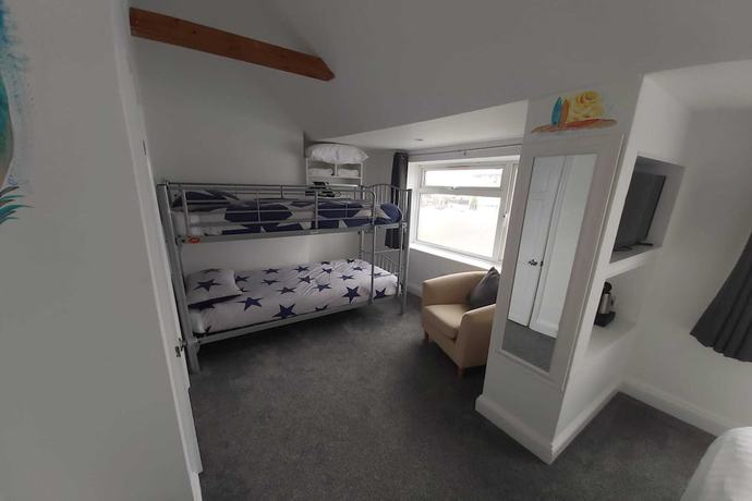 Imagen de la habitación del Hotel OYO Pier. Foto 12