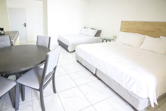 Imagen de la habitación del Hotel OYO Plaza Las Torres, Cabo San Lucas. Foto 2