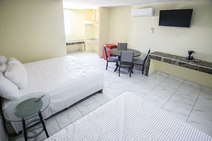 Imagen de la habitación del Hotel OYO Plaza Las Torres, Cabo San Lucas. Foto 3