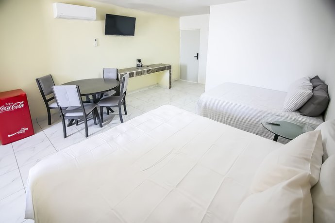 Imagen de la habitación del Hotel OYO Plaza Las Torres, Cabo San Lucas. Foto 6
