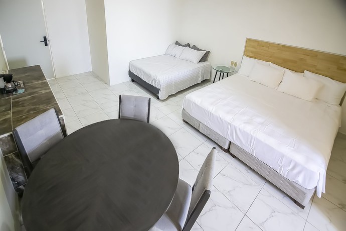 Imagen de la habitación del Hotel OYO Plaza Las Torres, Cabo San Lucas. Foto 7