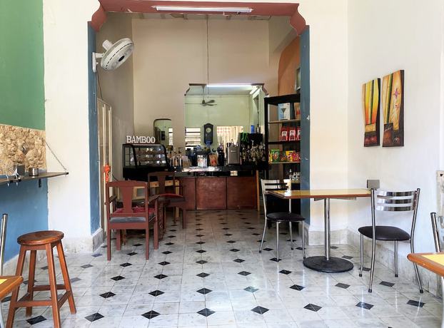 Imagen del bar/restaurante del Hotel OYO Posada Espinosa, Mérida, Parque de Santa Ana. Foto 1