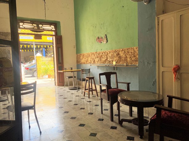 Imagen del bar/restaurante del Hotel OYO Posada Espinosa, M&eacute;rida, Parque de Santa Ana. Foto 3