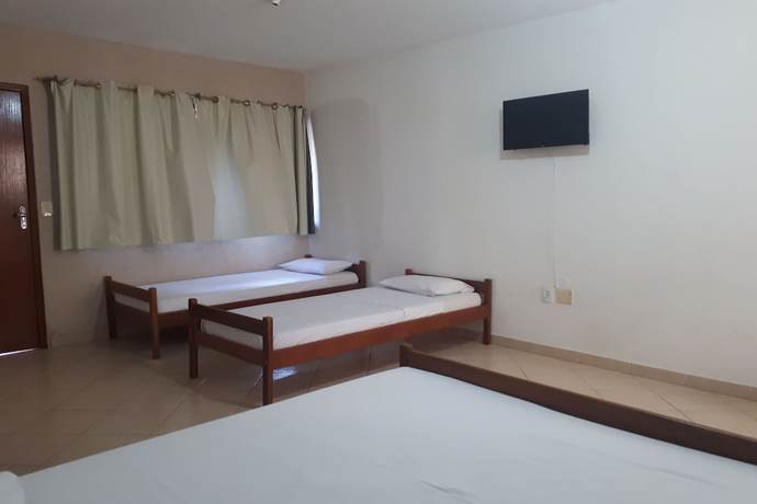 Imagen de la habitación del Hotel OYO Pousada Para&iacute;so. Foto 6