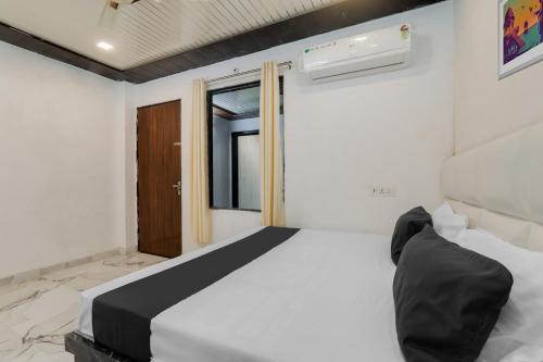 Imagen de la habitación del Hotel OYO S.S tower. Foto 19