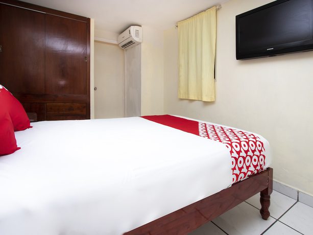 Imagen de la habitación del Hotel OYO San Carlos. Foto 11