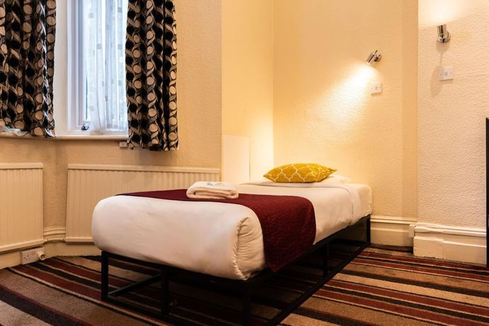 Imagen de la habitación del Hotel OYO Sino. Foto 4