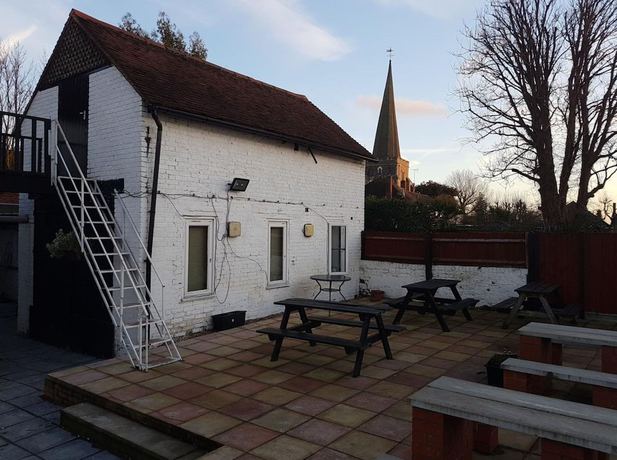 Imagen de los exteriores del Hotel OYO Swan Inn, Heathrow Airport. Foto 17