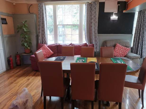 Imagen del bar/restaurante del Hotel OYO Swan Inn, Heathrow Airport. Foto 6