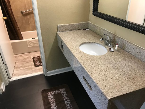 Imagen de la habitación del Hotel OYO Tallahassee Downtown. Foto 16