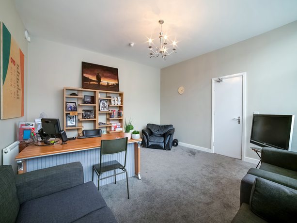 Imagen de los interiores del Hotel OYO Tequila and Dunlin Rooms Southport Central. Foto 16