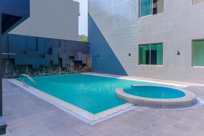 Imagen de la piscina del Hotel OYO Townhouse 2 Hotel Gunung Sahari. Foto 17