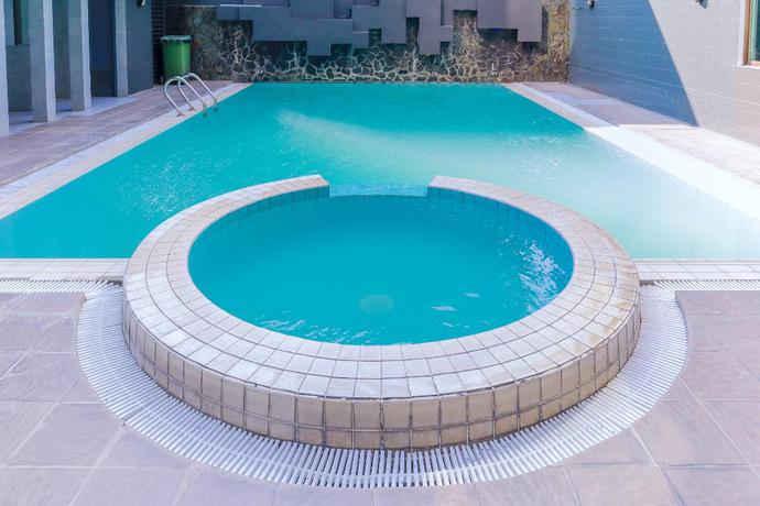 Imagen de la piscina del Hotel OYO Townhouse 2 Hotel Gunung Sahari. Foto 18