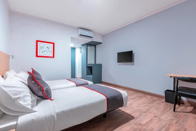 Imagen de la habitación del Hotel OYO Townhouse 2 Hotel Gunung Sahari. Foto 7