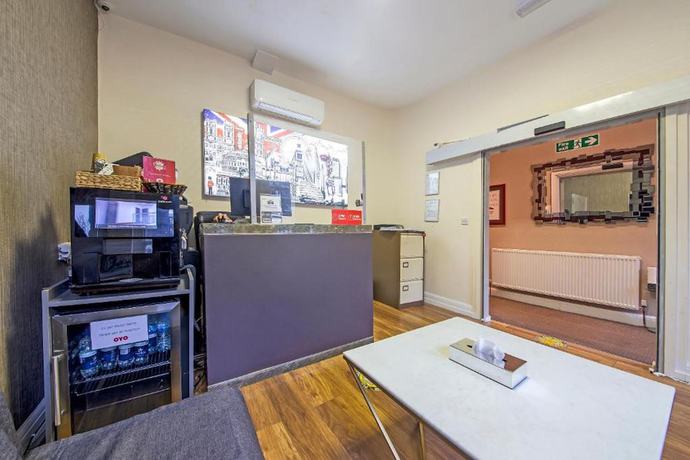 Imagen de los interiores del Hotel OYO Townhouse 30 Sussex. Foto 22