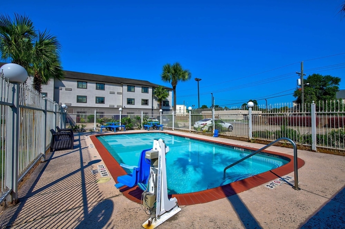 Imagen de la piscina del Hotel OYO Townhouse Beaumont Medical Center Area. Foto 18